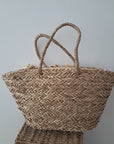 Bolso de mimbre con lazos y brillos.