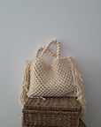 Bolso boho de hilo con asas de madera y flecos