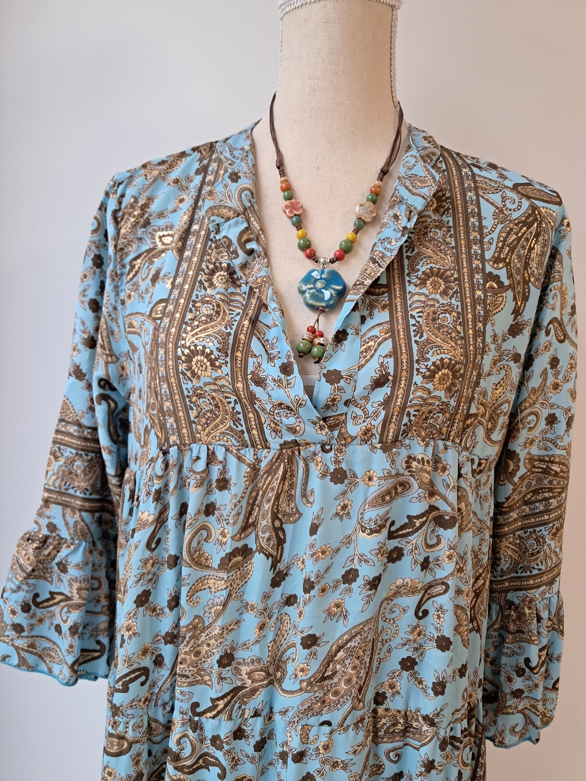 Vestido de seda azul con estampado paisley