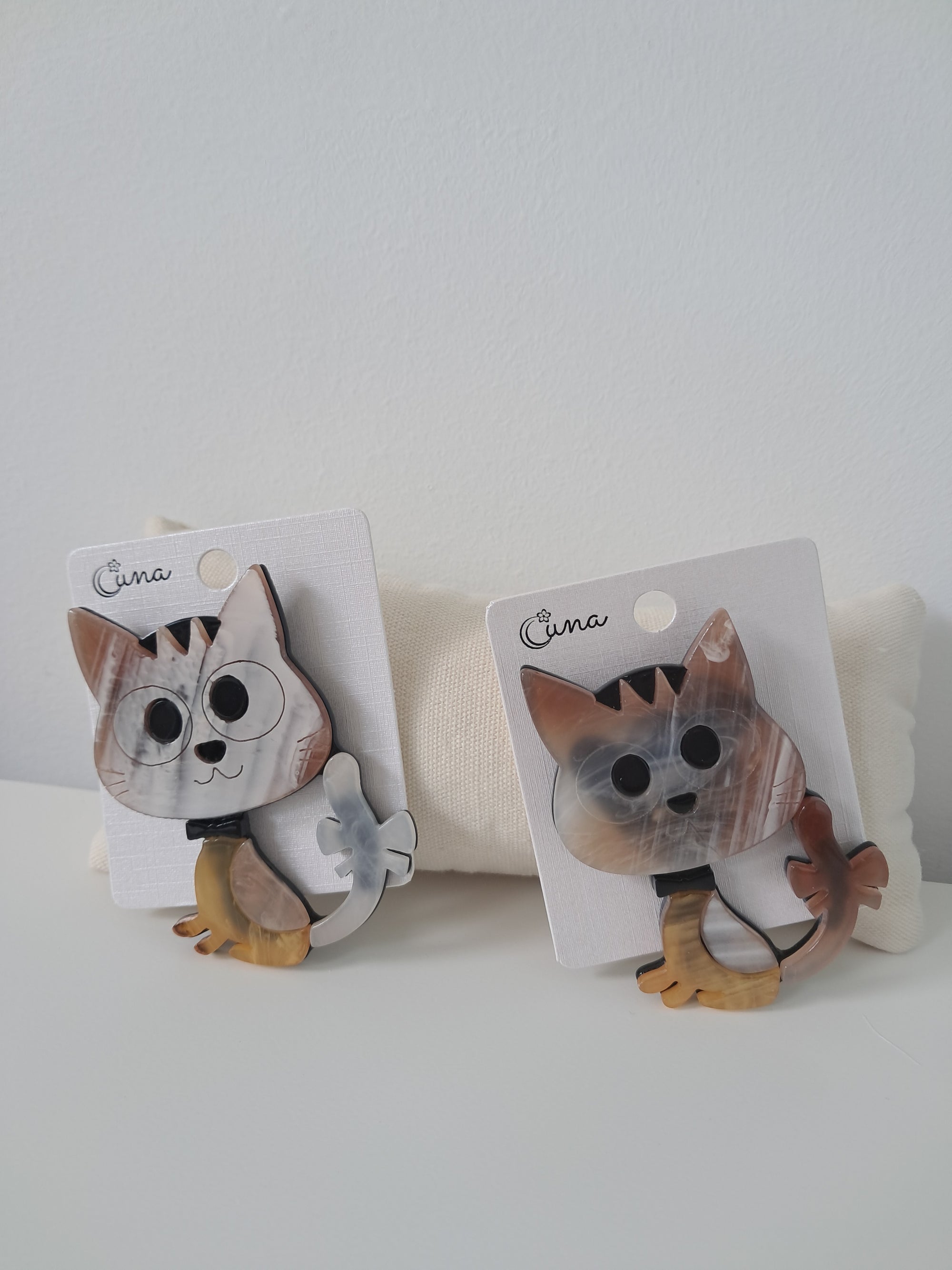 Broche de gatito con ojos grandes