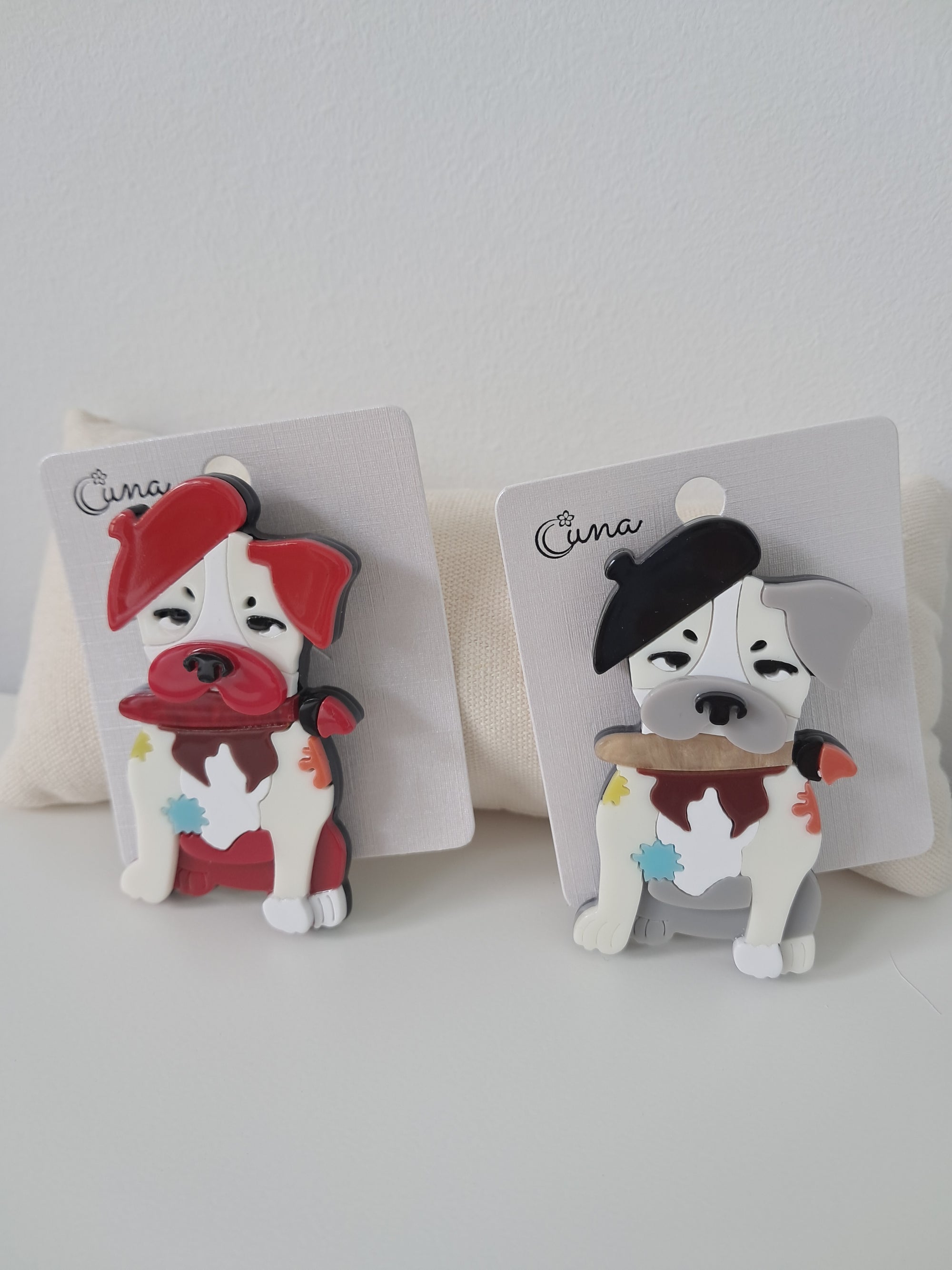 Broche de perro pintor con gorrito