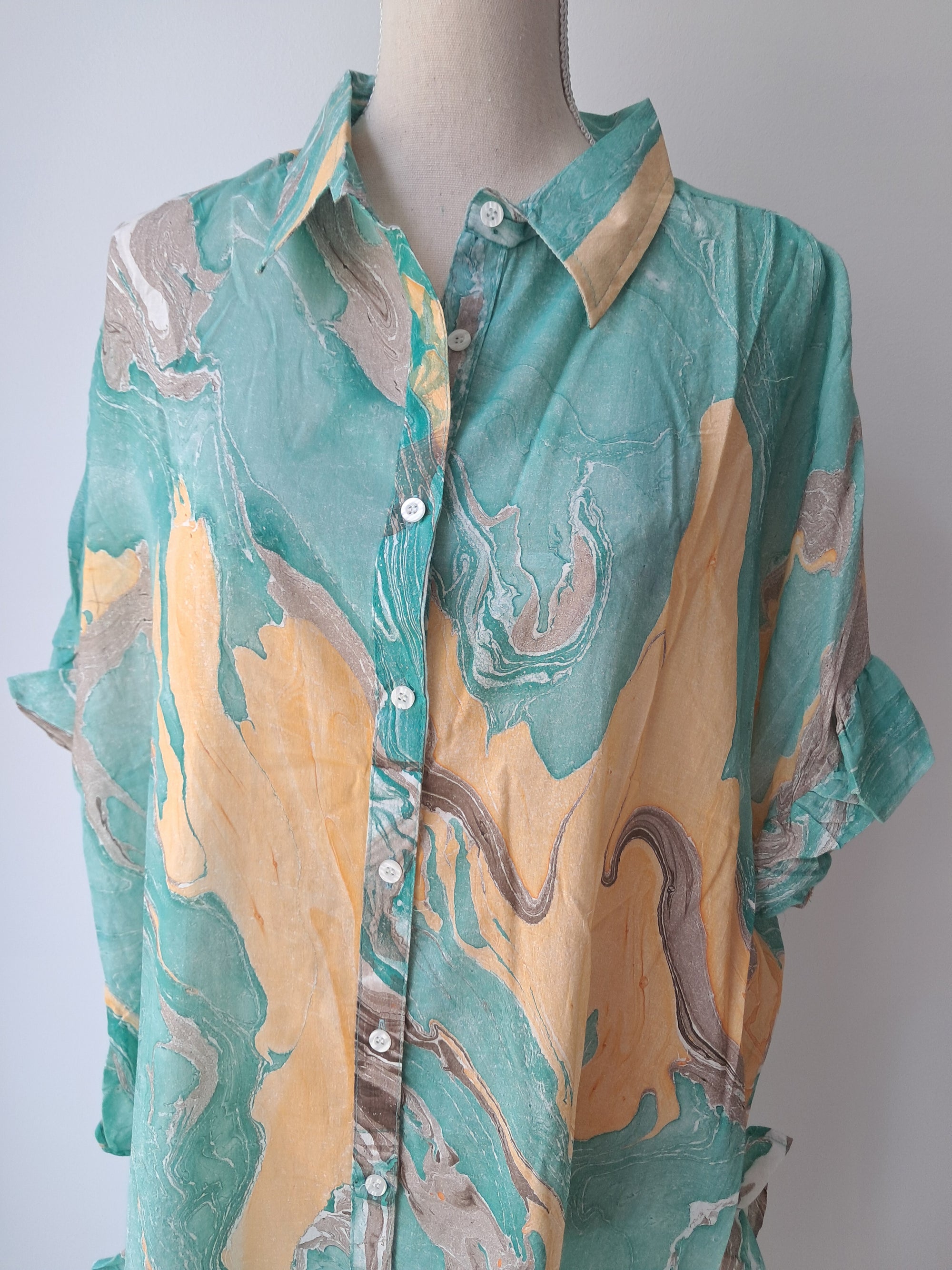 Vestido camisero estampado verde agua y ocre