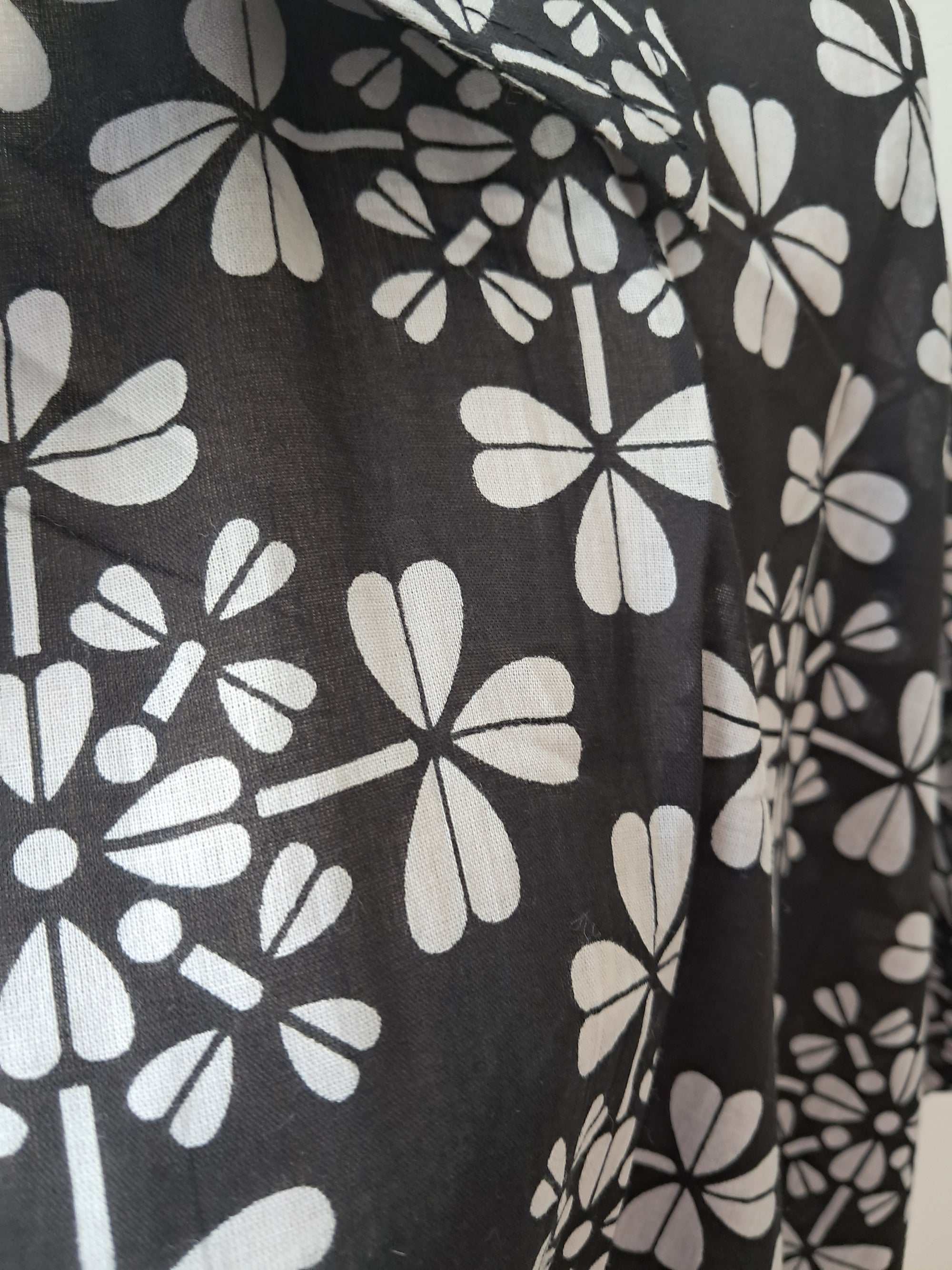 Vestido camisero azul marino con flores blancas