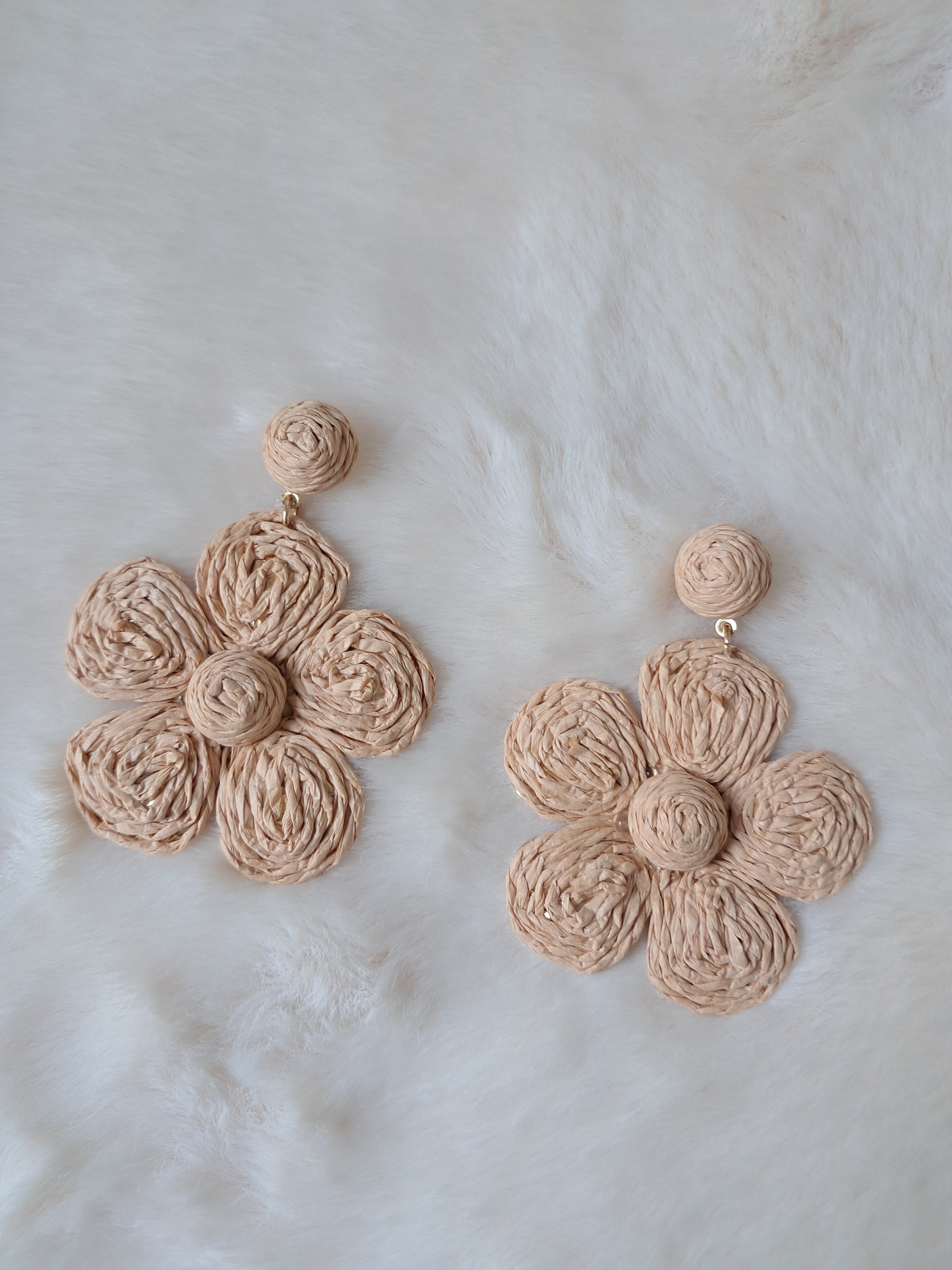 Pendientes de flor en rafia natural