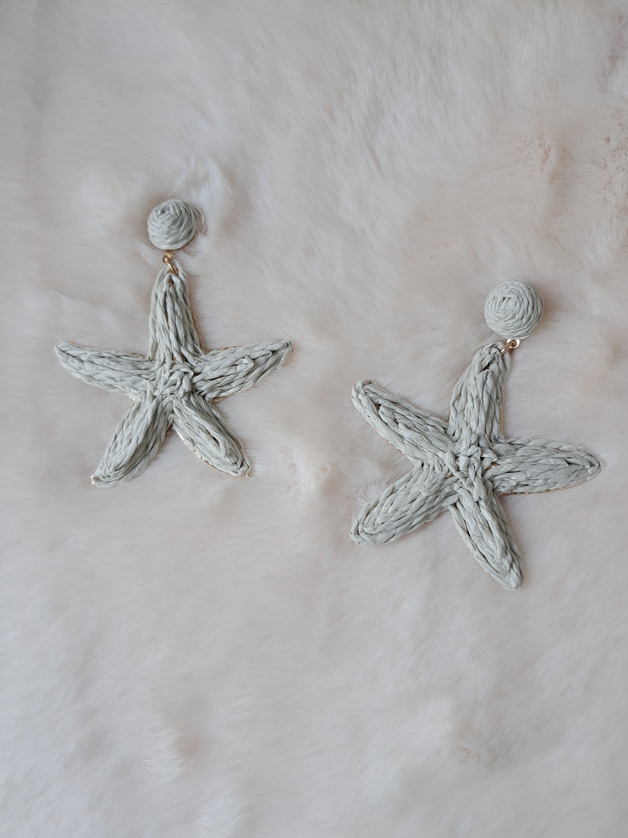 Pendientes estrella de mar en rafia trenzada