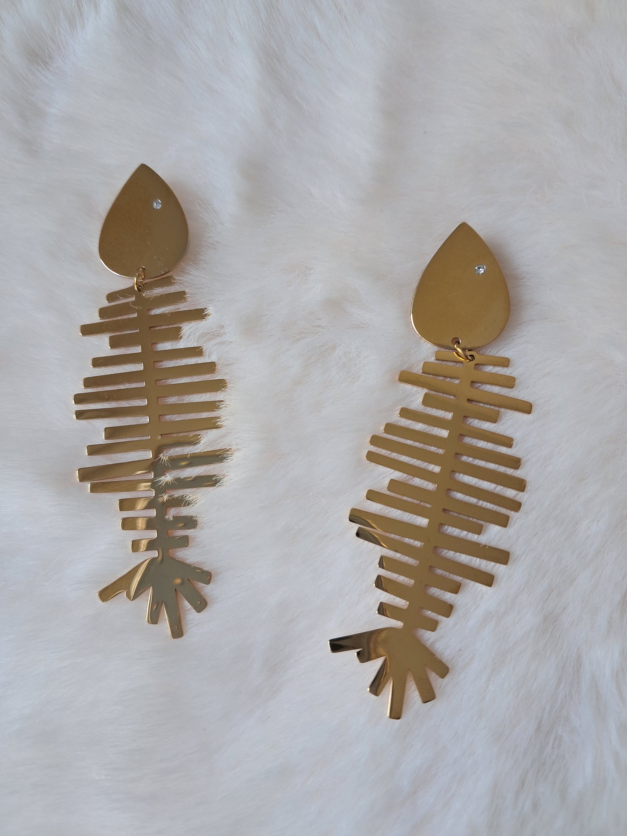 Pendientes dorados largos en forma de espina de pez