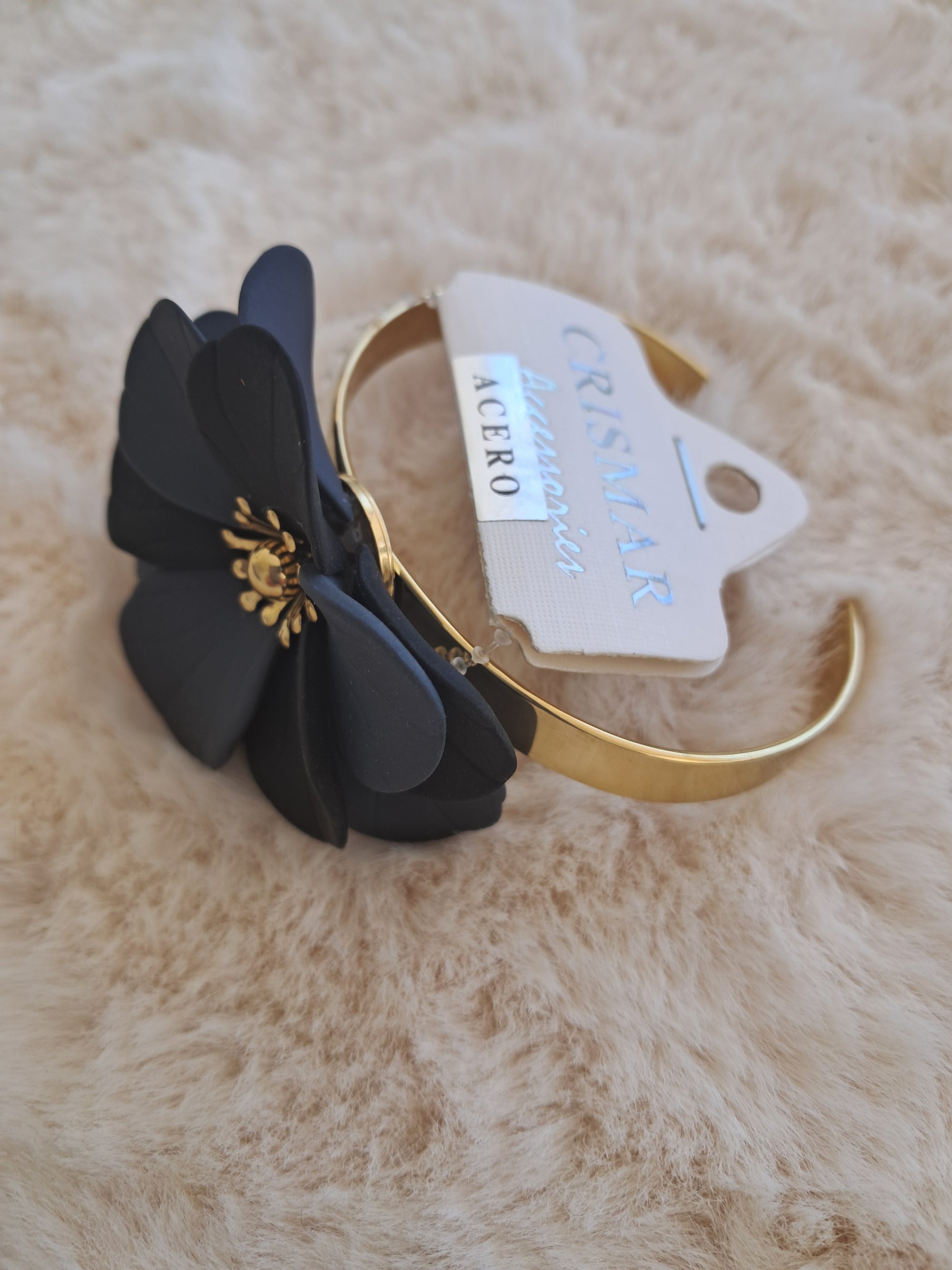 Pulsera floral ajustable con flor grande y detalles dorados