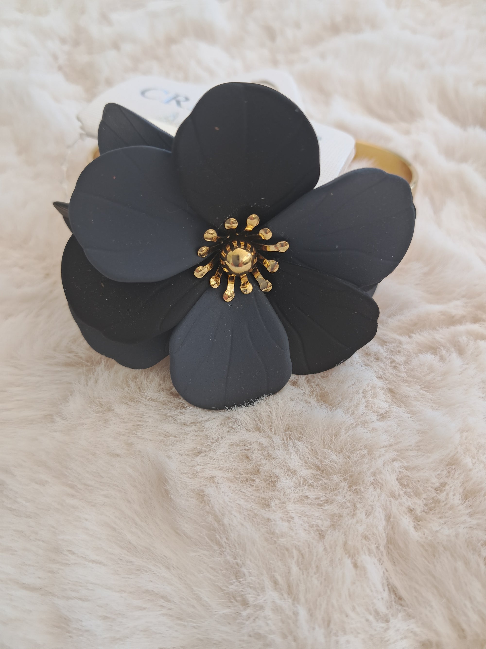 Pulsera floral ajustable con flor grande y detalles dorados