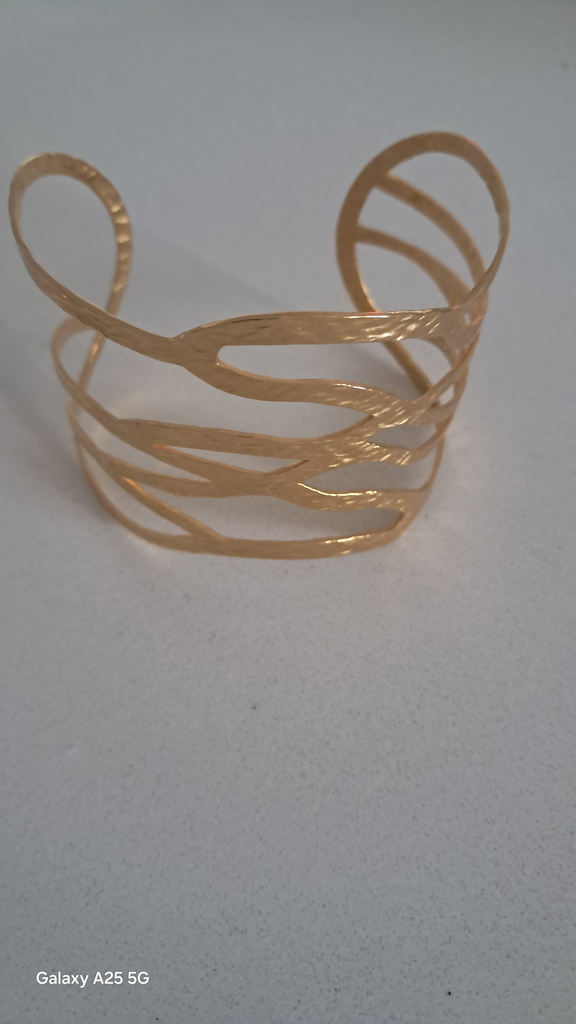 Brazalete de color oro