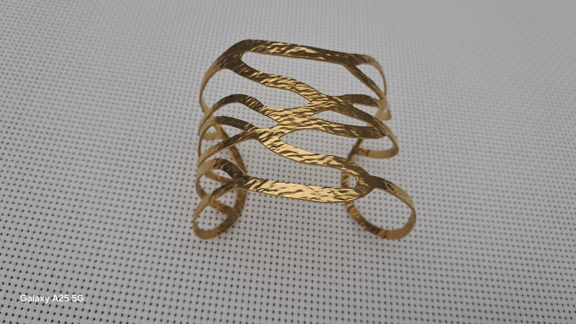 Brazalete de color oro