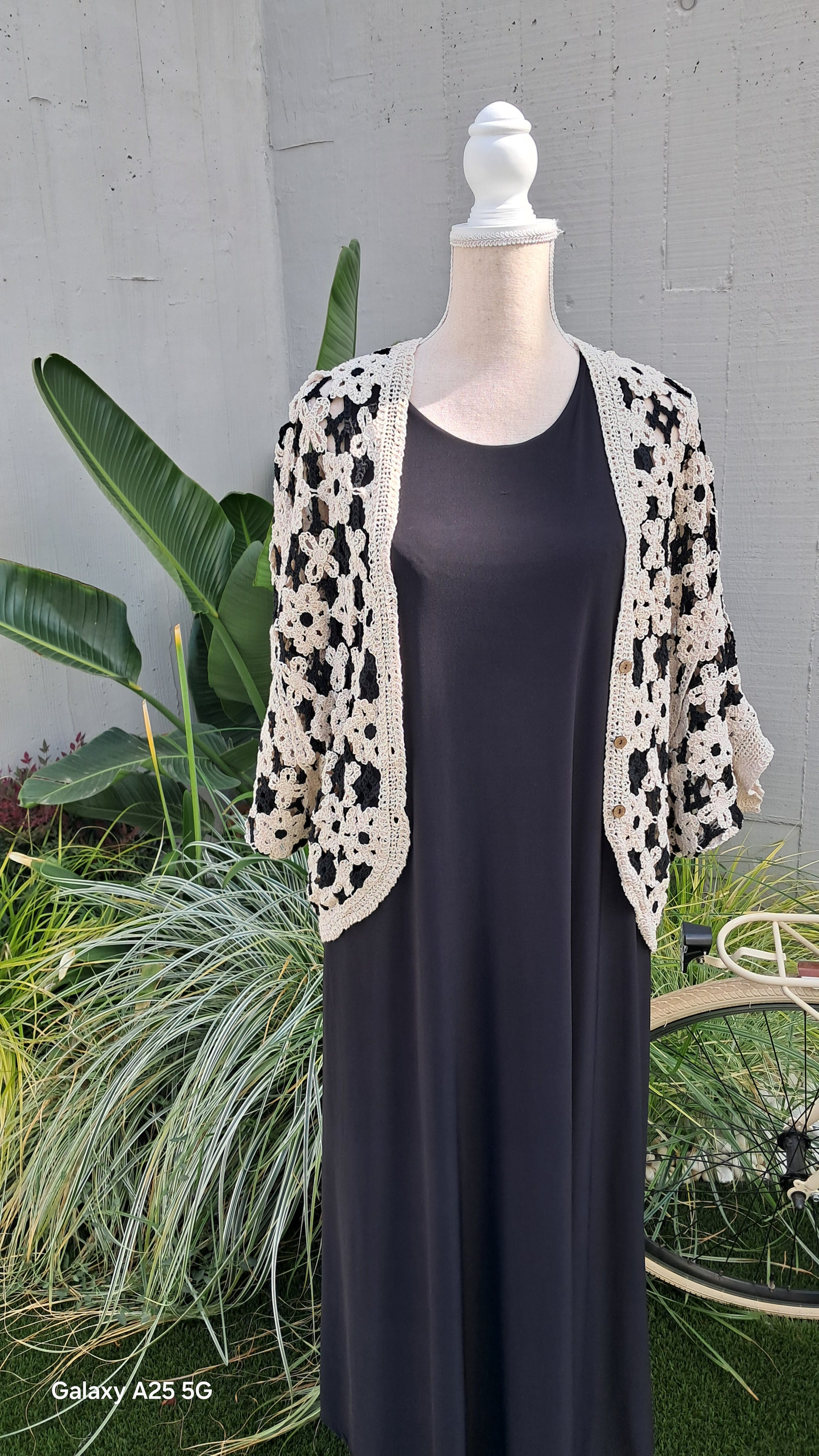 CHAQUETRA DE CROCHE EN TONOS NEGROS