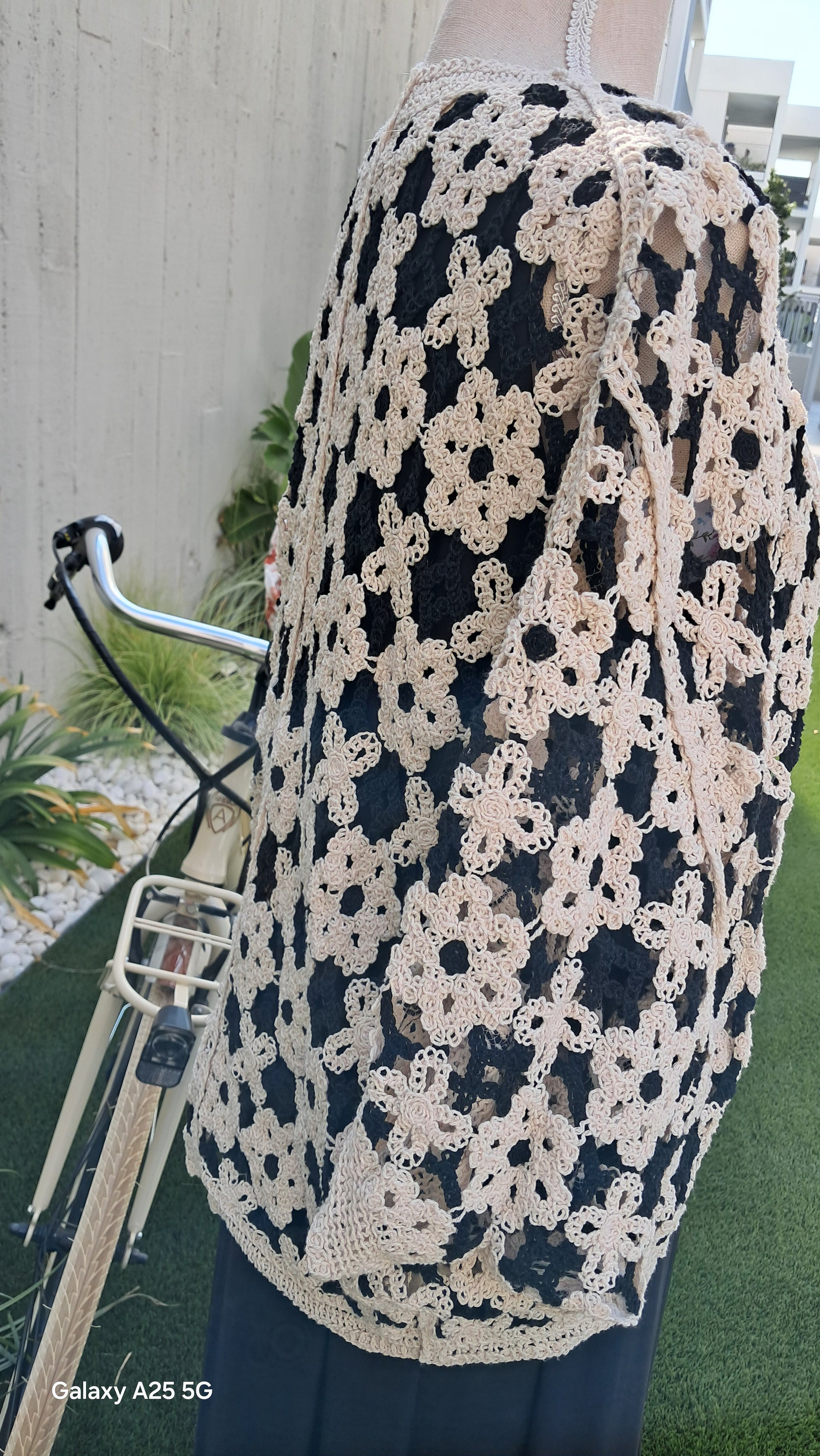 CHAQUETRA DE CROCHE EN TONOS NEGROS