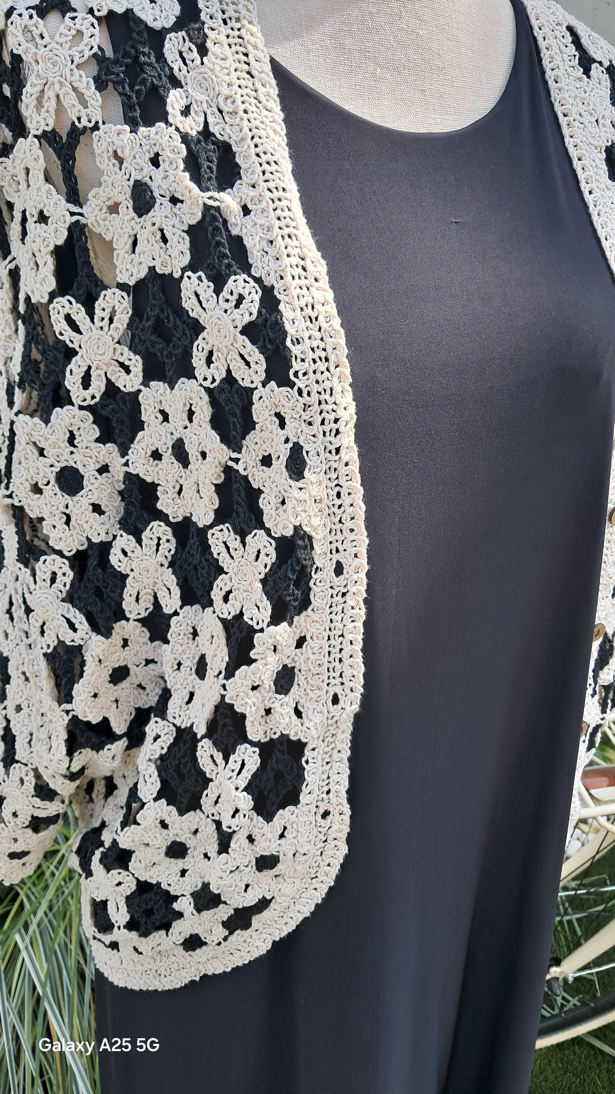CHAQUETRA DE CROCHE EN TONOS NEGROS