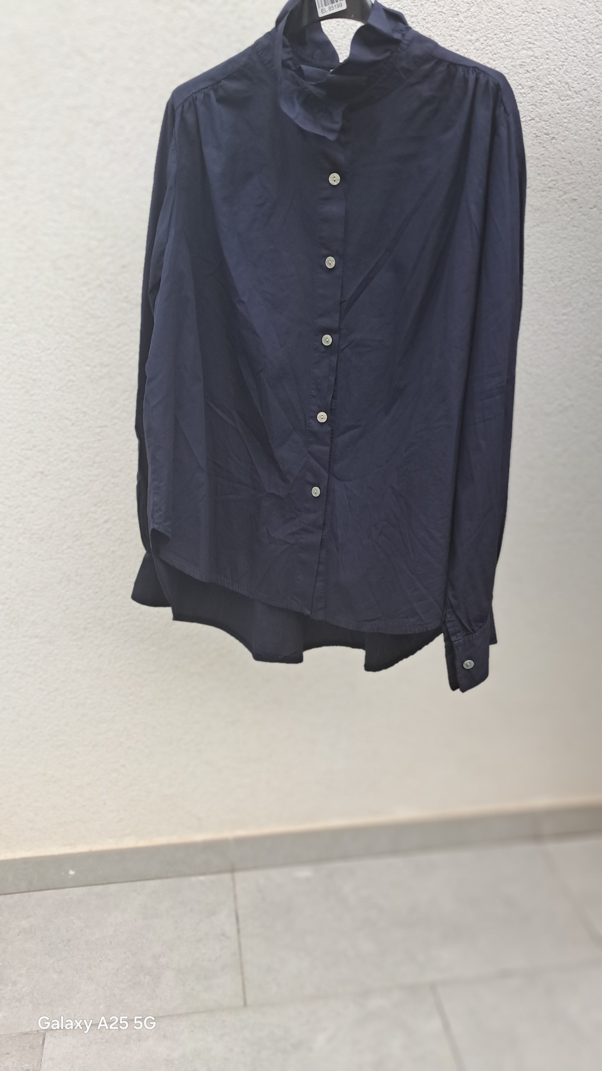 Camisa cuello plisado.