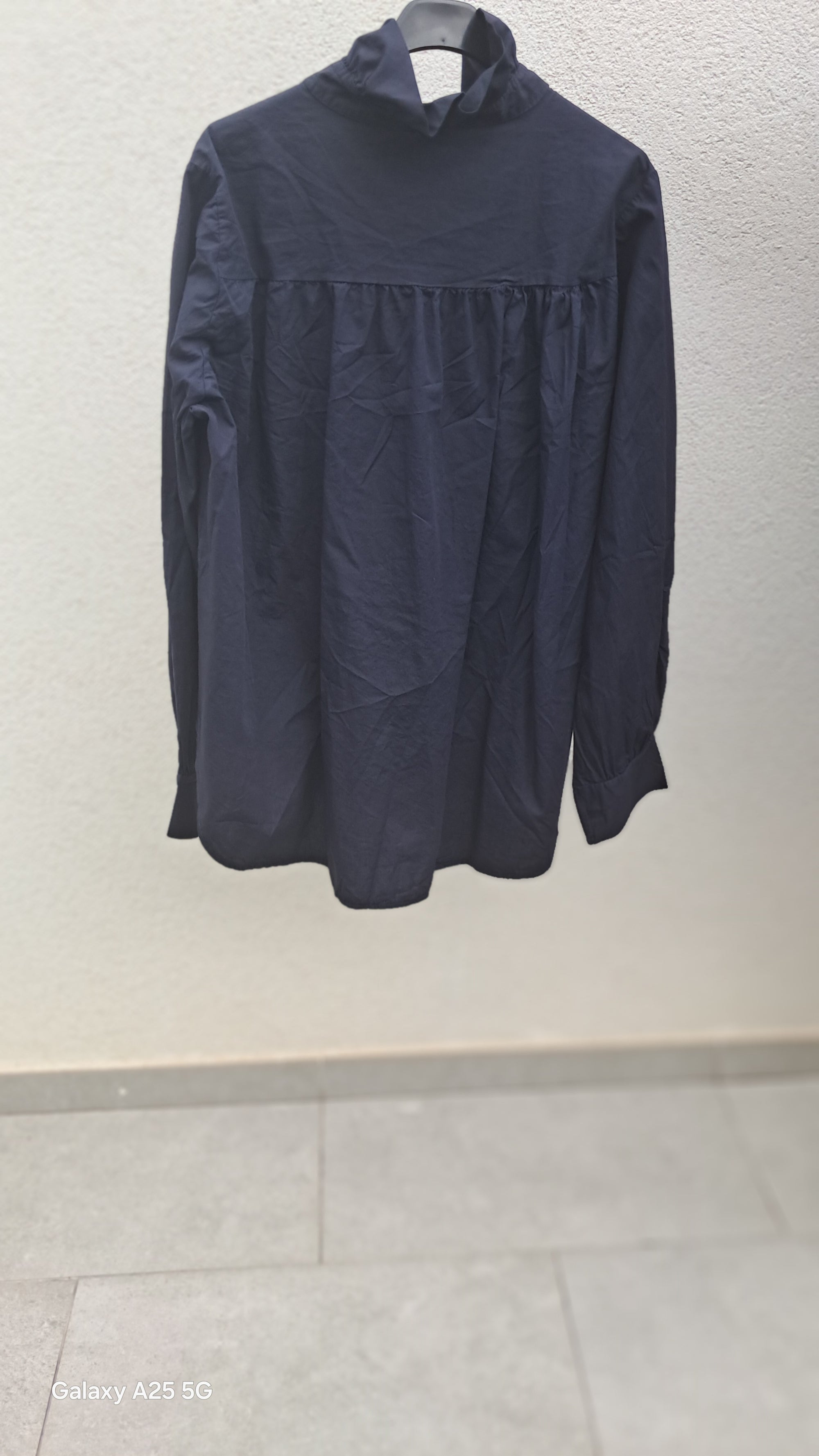 Camisa cuello plisado.