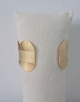 Pulsera dorada rígida con diseño geométrico en relieve