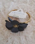 Pulsera floral ajustable con flor grande y detalles dorados
