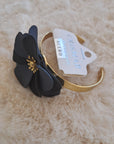 Pulsera floral ajustable con flor grande y detalles dorados