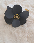 Pulsera floral ajustable con flor grande y detalles dorados